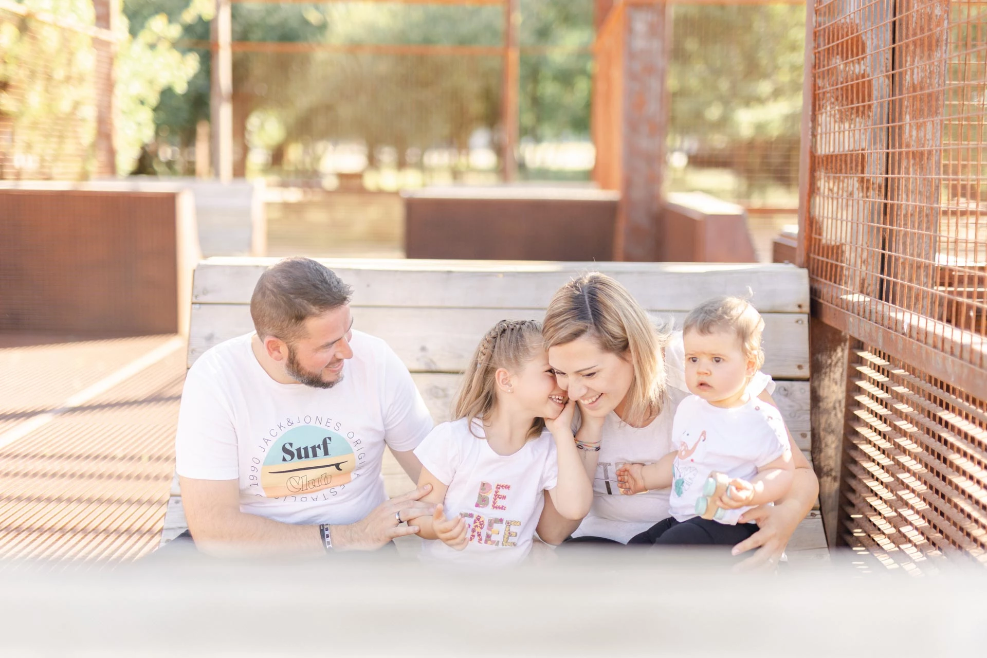 bonheur sourire enfant famille gris